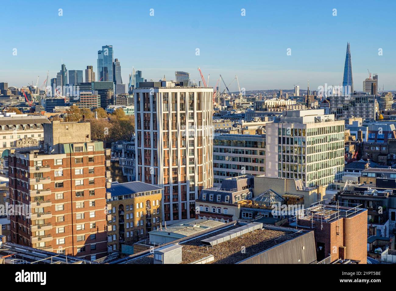 Vista dalla terrazza sul tetto del 9° piano del Post Building, Museum Street, Londra. REGNO UNITO Foto Stock