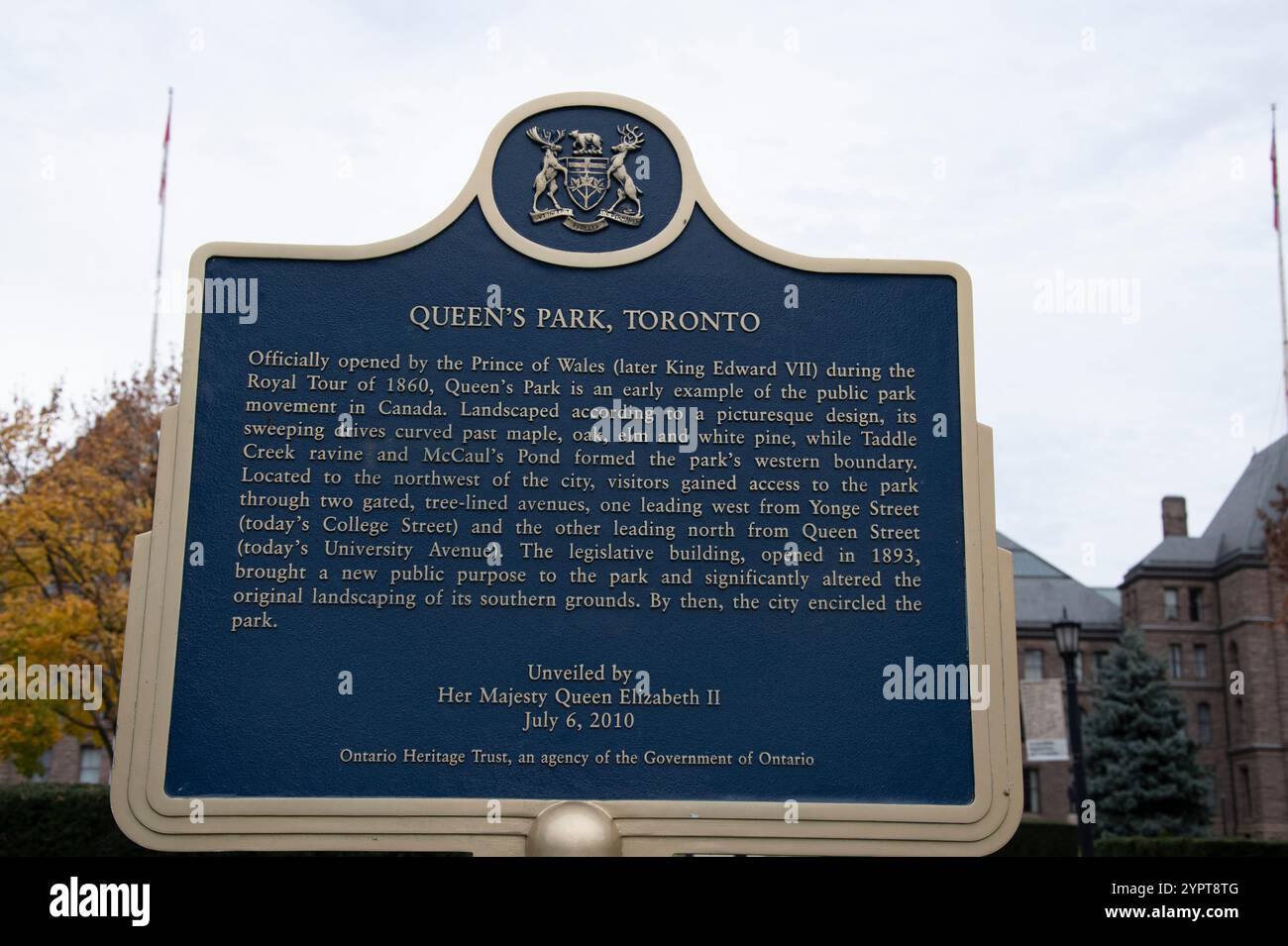 Targa Queen's Park all'Assemblea legislativa dell'Ontario sulla Queen's Park Crescent nel centro di Toronto, Ontario, Canada Foto Stock