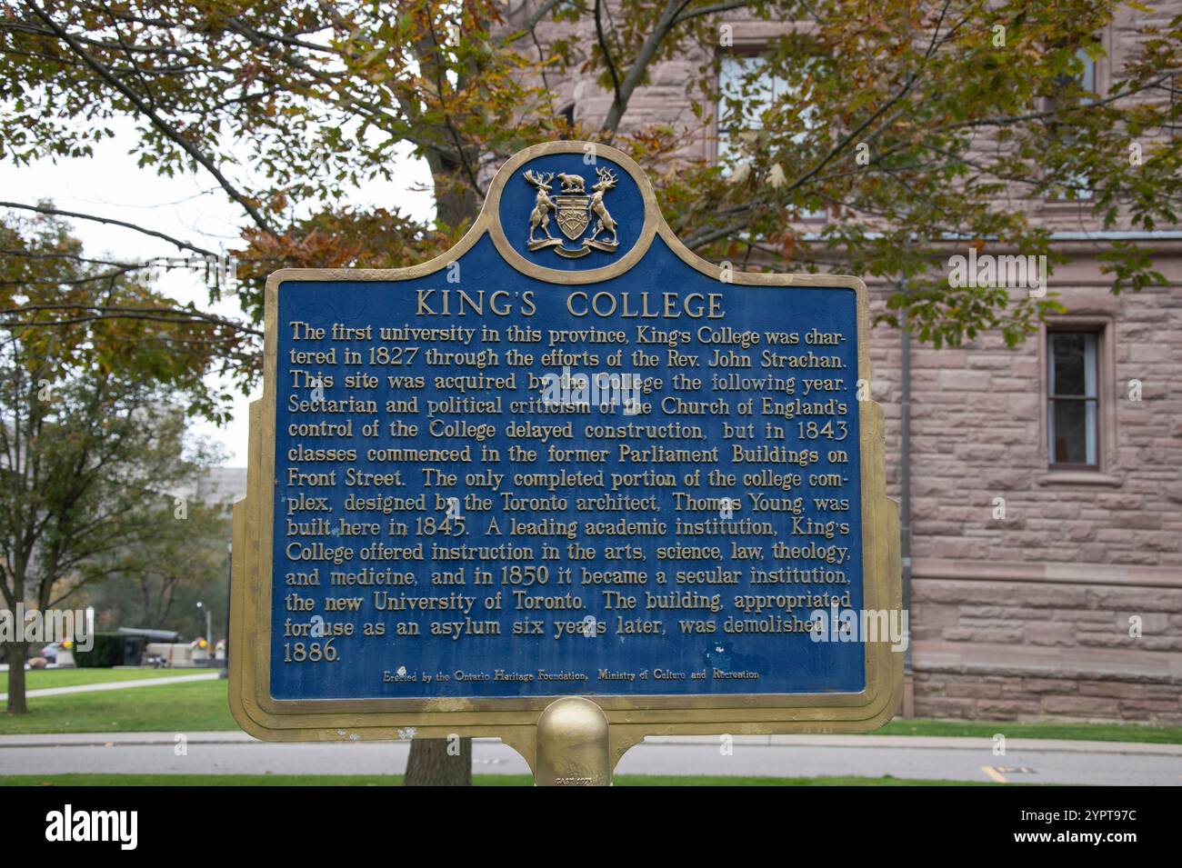 Targa del King's College all'Assemblea legislativa dell'Ontario sulla Queen's Park Crescent nel centro di Toronto, Ontario, Canada Foto Stock