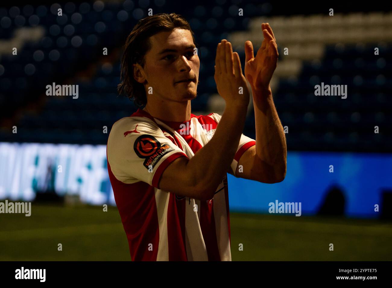 Stockport, Inghilterra - novembre 30 2024: Alfie Bates (8) batte i tifosi in trasferta dopo la partita del secondo turno di fa Cup tra Stockport County e Brackley Town. Foto Stock