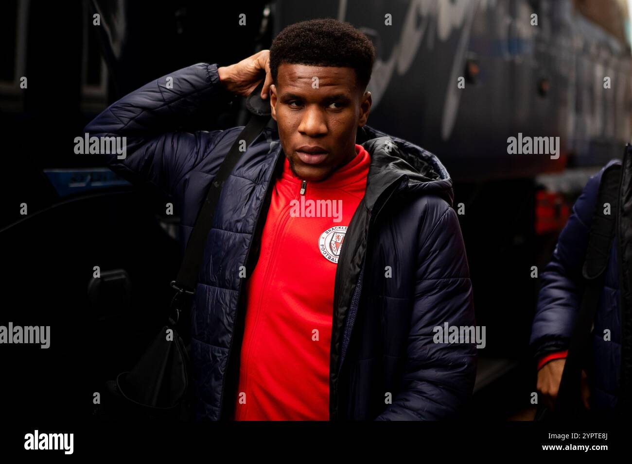 Riccardo Calder (3) di Brackley Town arriva prima della fa Cup - partita del secondo turno tra Stockport County e Brackley Town a Edgeley Park, Stockport Foto Stock