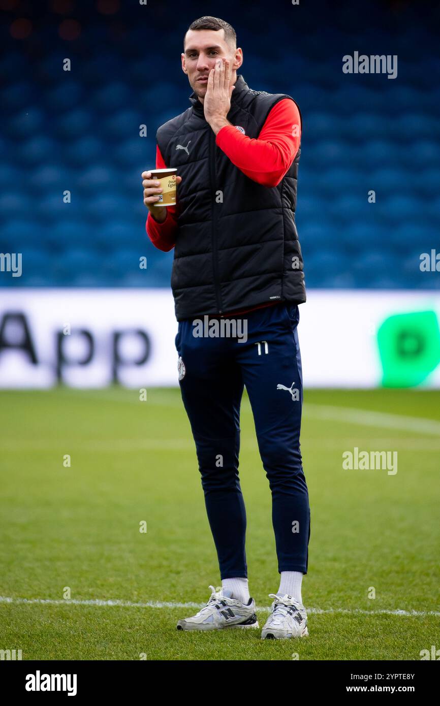 Matt Lowe di Brackley Town in campo prima della fa Cup - partita del secondo turno tra Stockport County e Brackley Town a Edgeley Park, Stockport Foto Stock