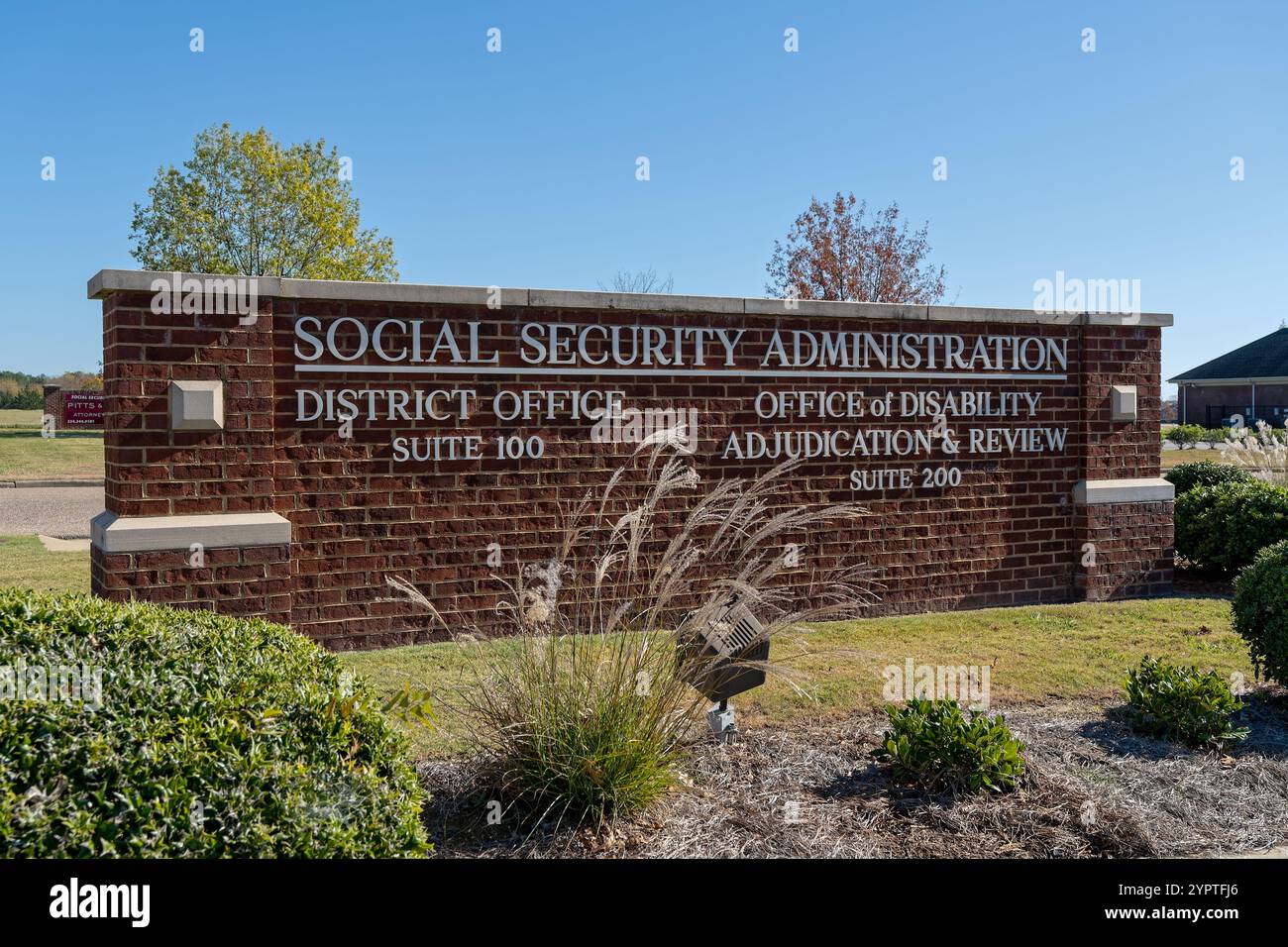 Cartello del Social Security Administration District Office che indica la sede dell'Office of Disability Review, a Montgomery, Alabama, USA. Foto Stock