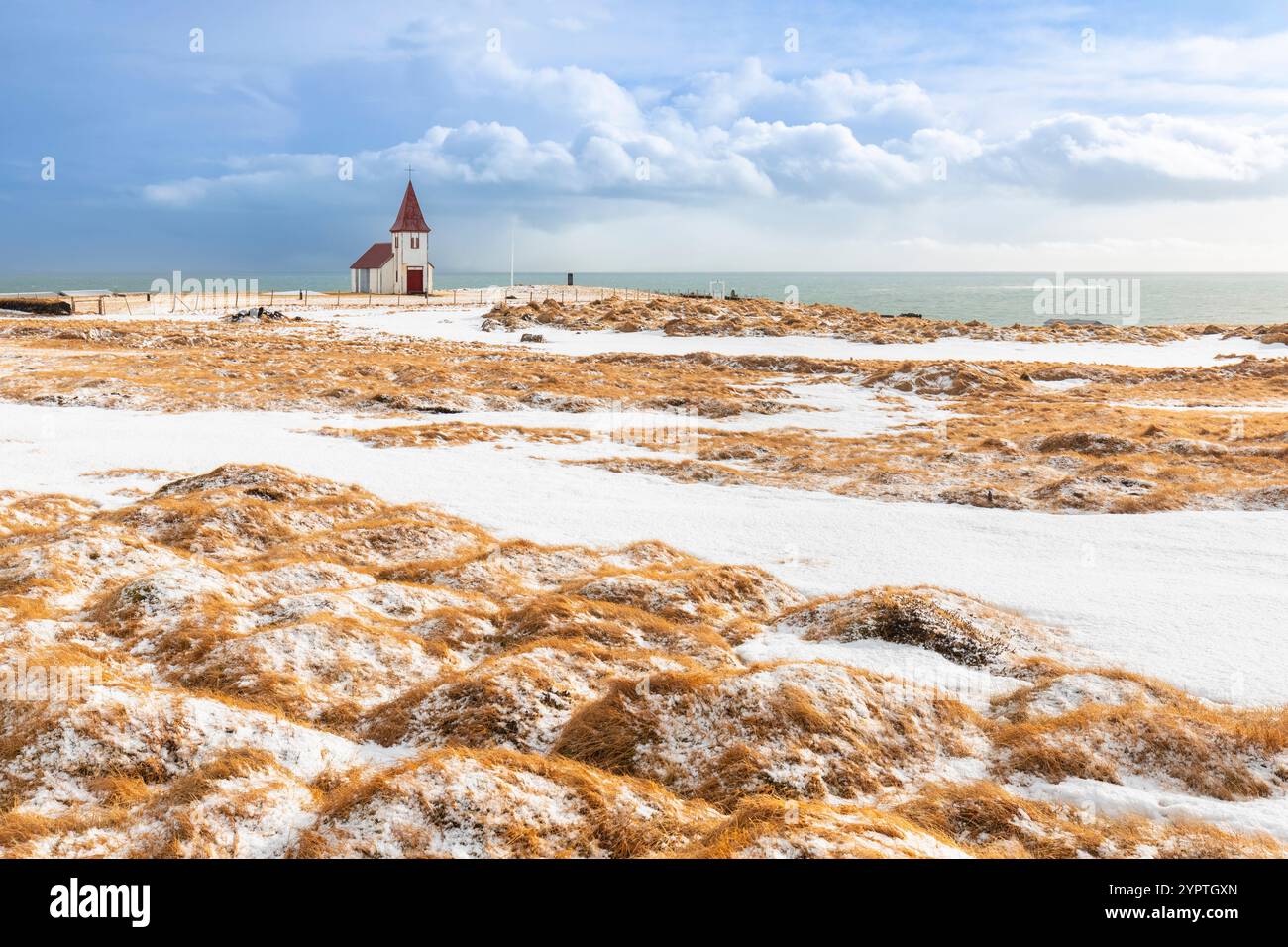 Vista della chiesa di Hellnar al mattino in inverno. Hellnar, penisola di Snæfellsnes, Islanda, Europa settentrionale. Foto Stock