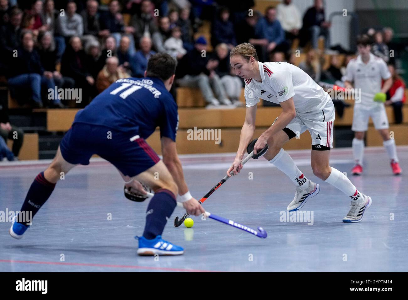 Mannheim, Germania. 1 dicembre 2024. v.li.: Jossip Anzeneder (MHC, 11), Arne Selbach (Francoforte, 10), Zweikampf, Spielszene, Duell, duello, tackle, tackle, Dynamik, Action, Aktion, 01.12.2024, Mannheim (Deutschland), Hallenhockey, 1. Bundesliga Süd, Herren, Mannheimer HC - SC Frankfurt 1880 credito: dpa/Alamy Live News Foto Stock