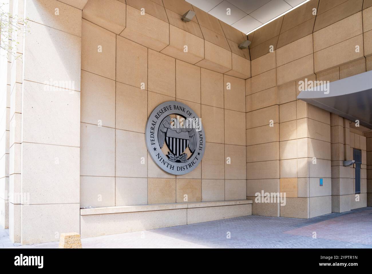 L'ingresso alla Federal Reserve Bank di Minneapolis presso la sede centrale di Minneapolis, Minnesota, Stati Uniti Foto Stock