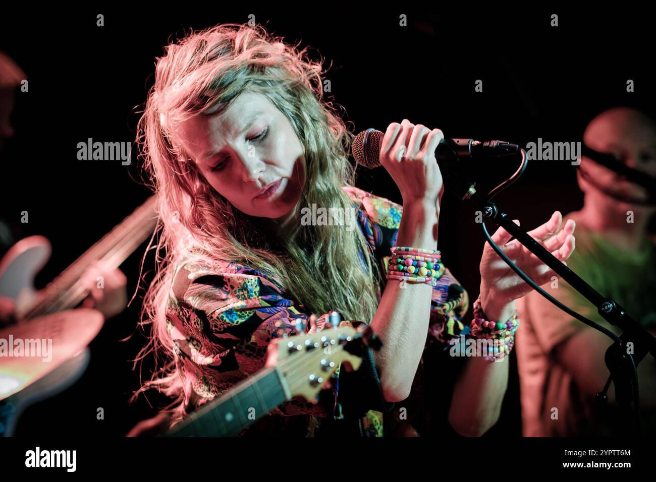 Anja Øyen Vister, cantante solista, sul palco con la band norvegese Flunk, a Stoccolma nell'agosto 2023 Foto Stock