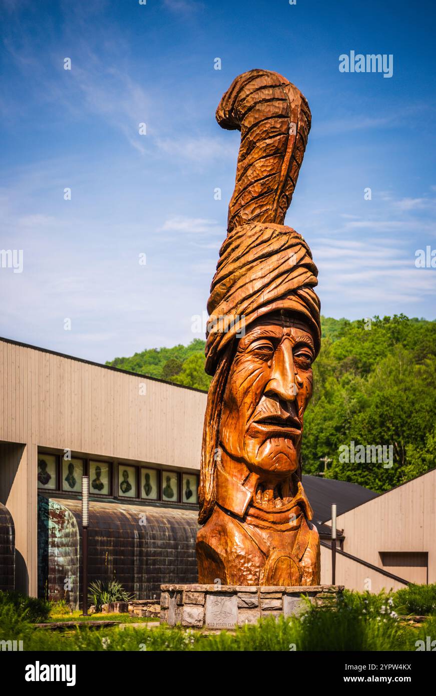 Cherokee, North Carolina - 3 maggio 2017: Vista verticale della statua gigante delle sequoie di fronte al Museo degli indiani Cherokee. Foto Stock