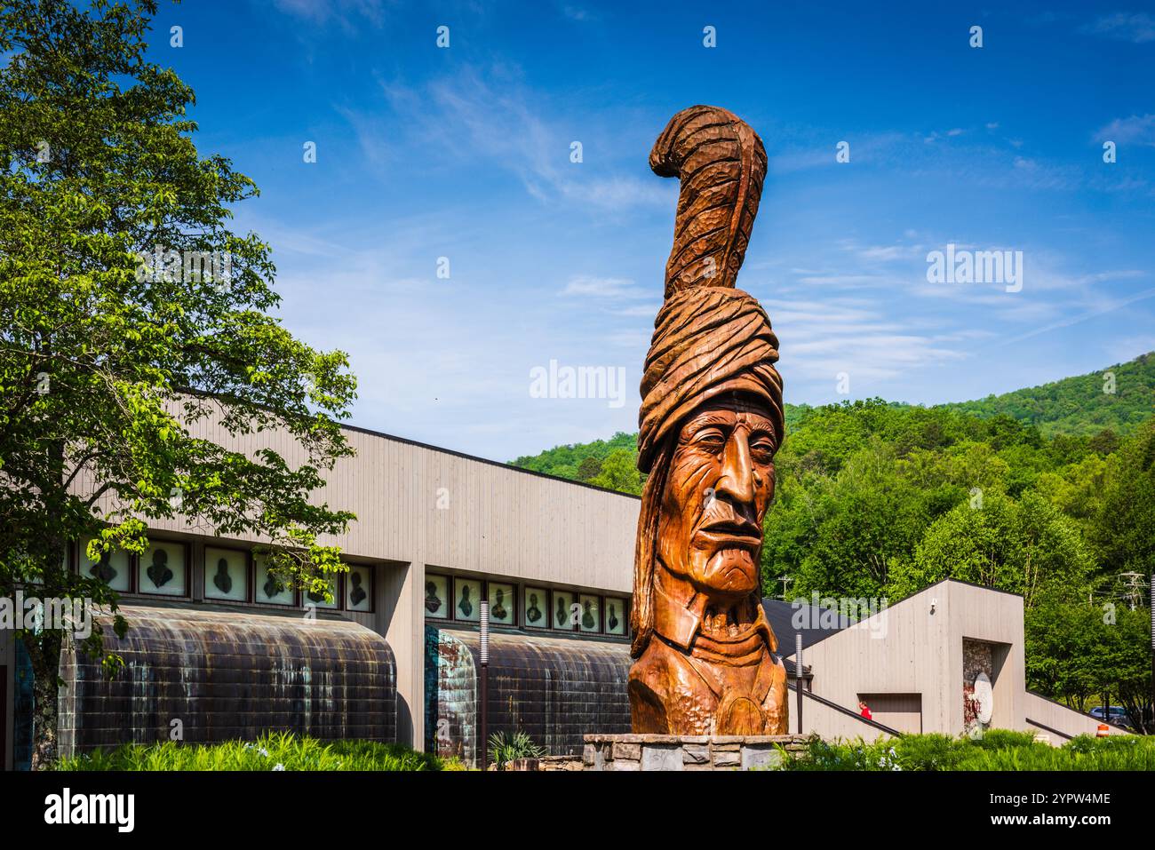 Cherokee, North Carolina - 3 maggio 2017: Vista orizzontale della gigantesca statua di Sequoyah di fronte al Museum of the Cherokee Indian. Foto Stock