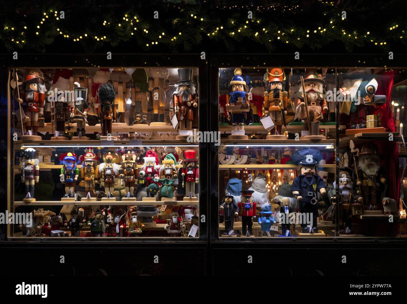 Foto notturna, mostra nella vetrina di una stalla, fumatori di incenso, arco di candele, piramidi di Natale, arte in legno dell'Erzgebirge, mercatino di Natale con Foto Stock