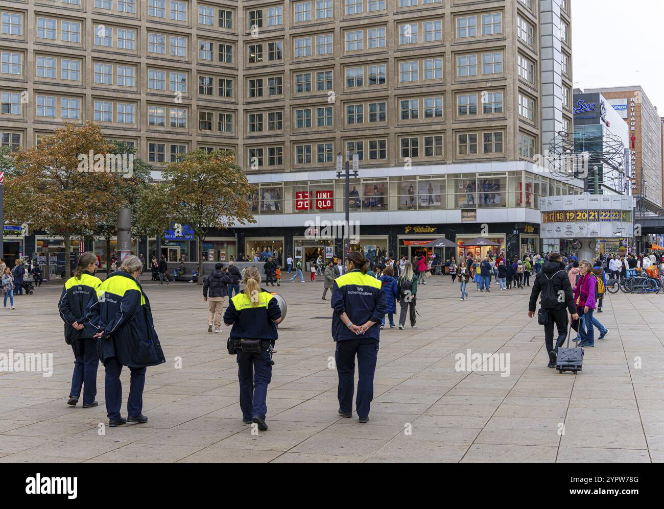 Ingresso di sicurezza BVG ad Alexanderplatz a Berlin-Mitte, Berlino, Germania, Europa Foto Stock