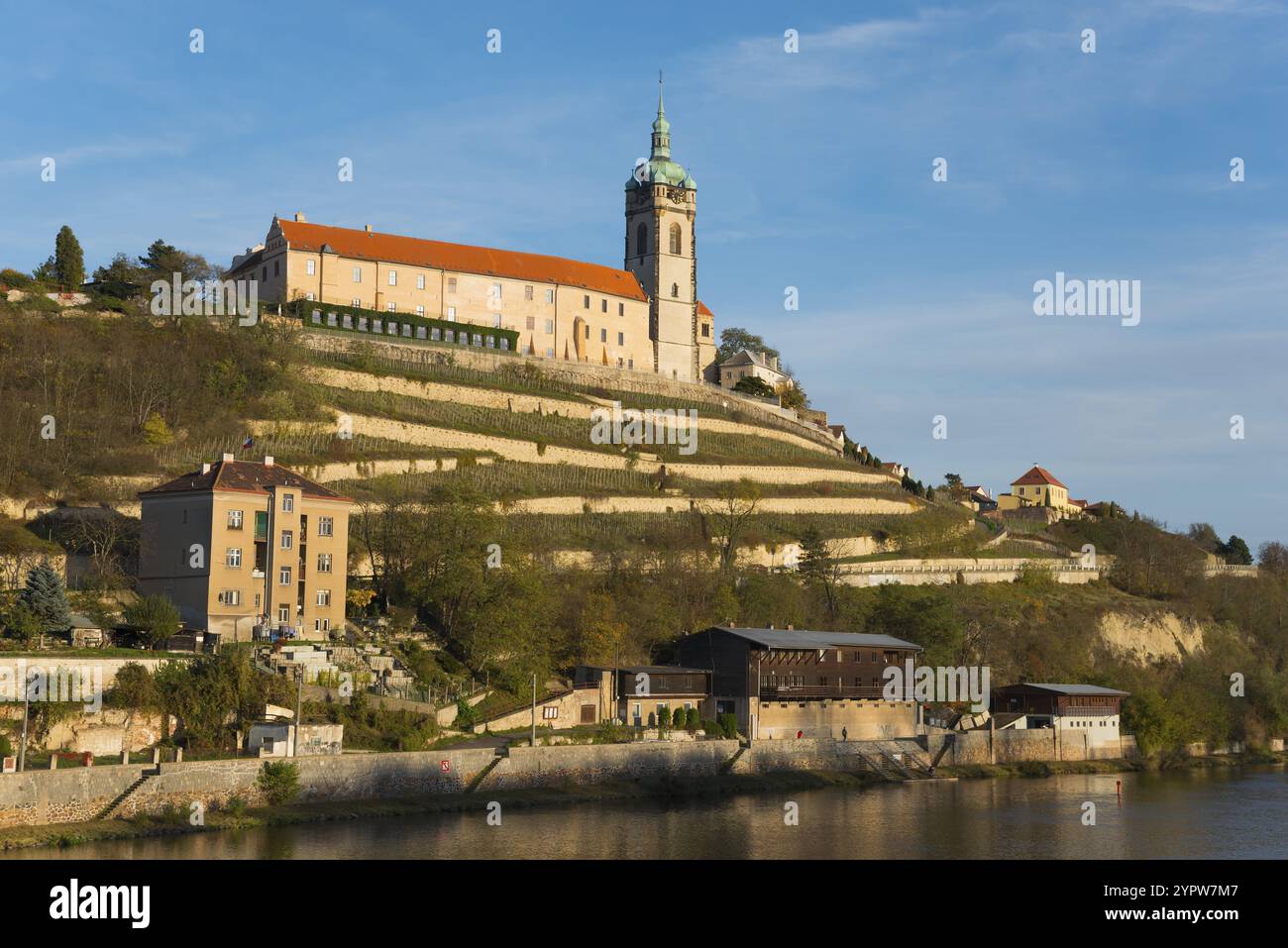 Chiesa storica su una collina terrazzata con cielo azzurro e natura circostante, il Castello di Melnik, la Chiesa di San Pietro e Paolo, Melnik, Melnick, il fiume ELB Foto Stock