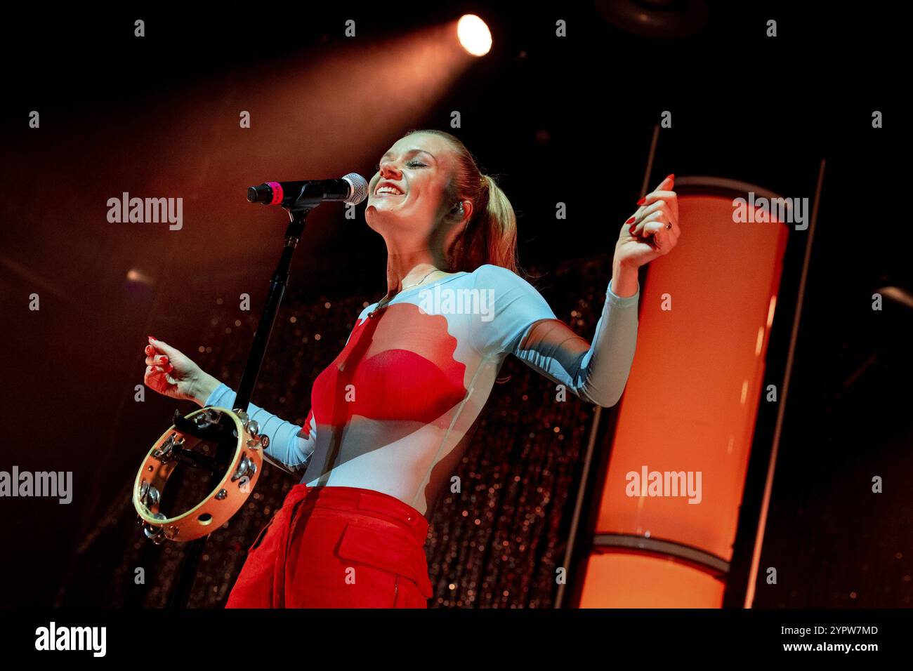 NICOLA ROST, cantante solista della band Laing, a supporto della sua band, Huxleys Neue Welt, Berlino, Germania, 30.11.2024, esaurito < english> Laing, elettr Foto Stock
