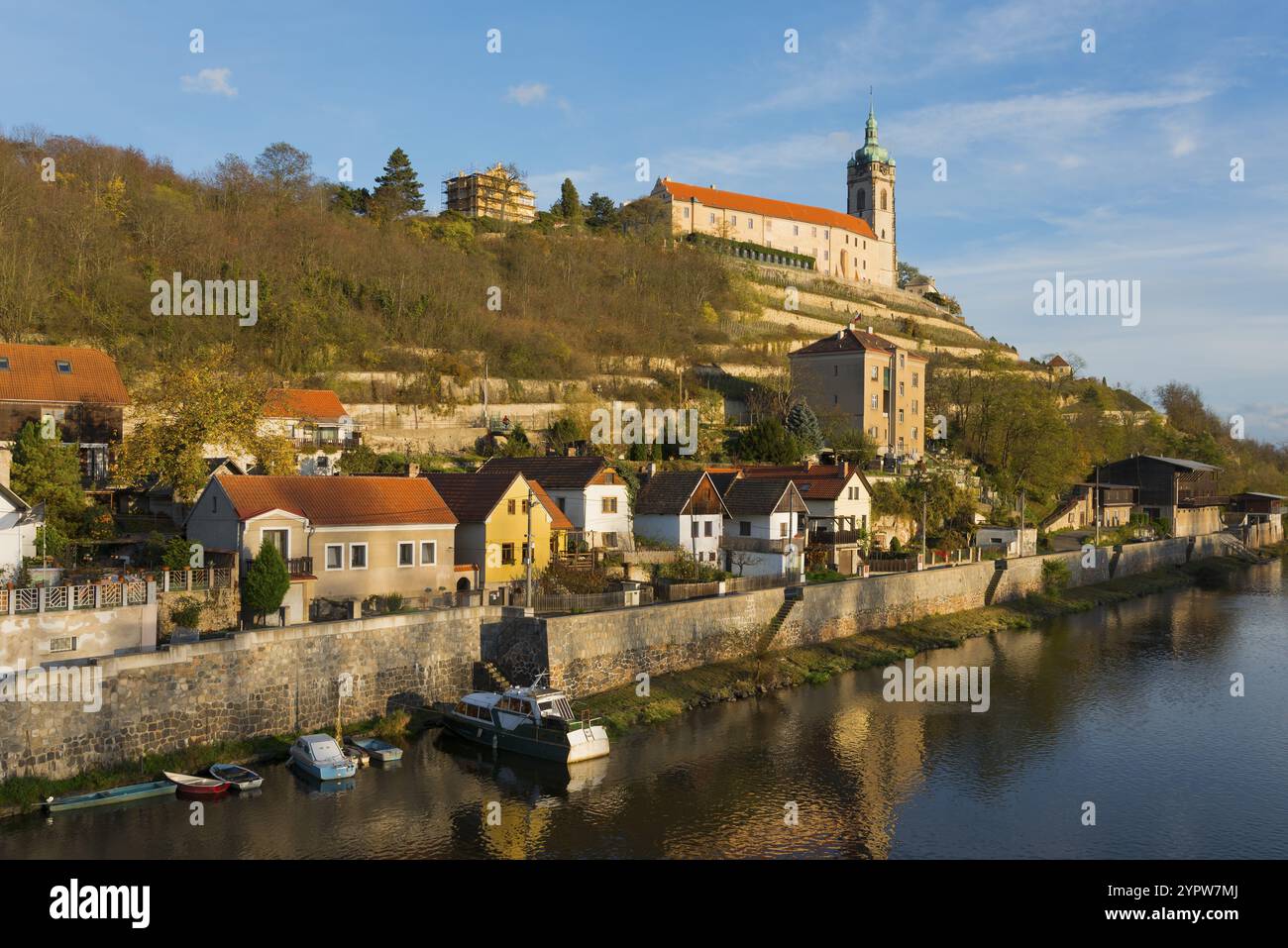 Vista idilliaca della città con chiesa su una collina vicino al fiume al sole della sera, circondato dalla natura autunnale, il castello di Melnik, la chiesa di San Pietro e Paolo, M Foto Stock