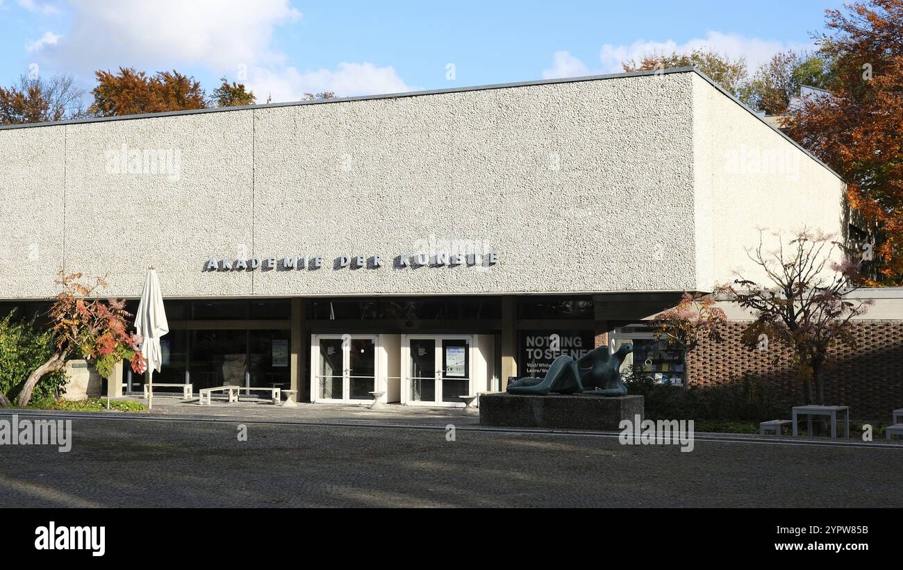 Berlino, Germania, 3 novembre 2021, vista frontale dell'Accademia delle Arti di Hanseat enweg, Europa Foto Stock