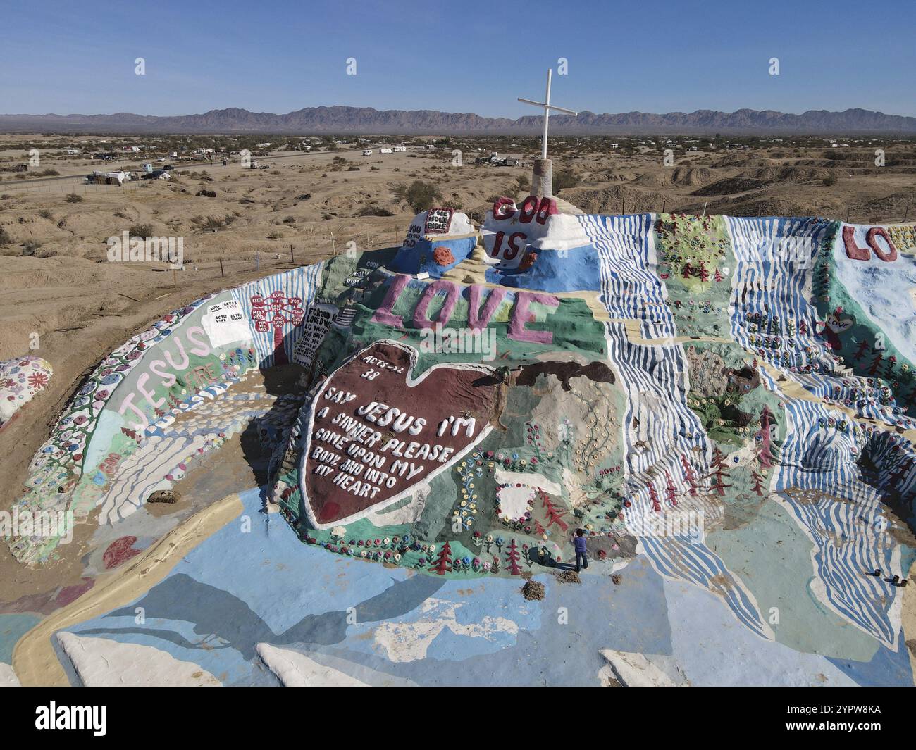 Vista aerea della montagna della salvezza, tributo di Leonard a Dio e il suo dono al mondo con il suo messaggio semplice ma potente, Dio è Amore. Niland, Calif Foto Stock