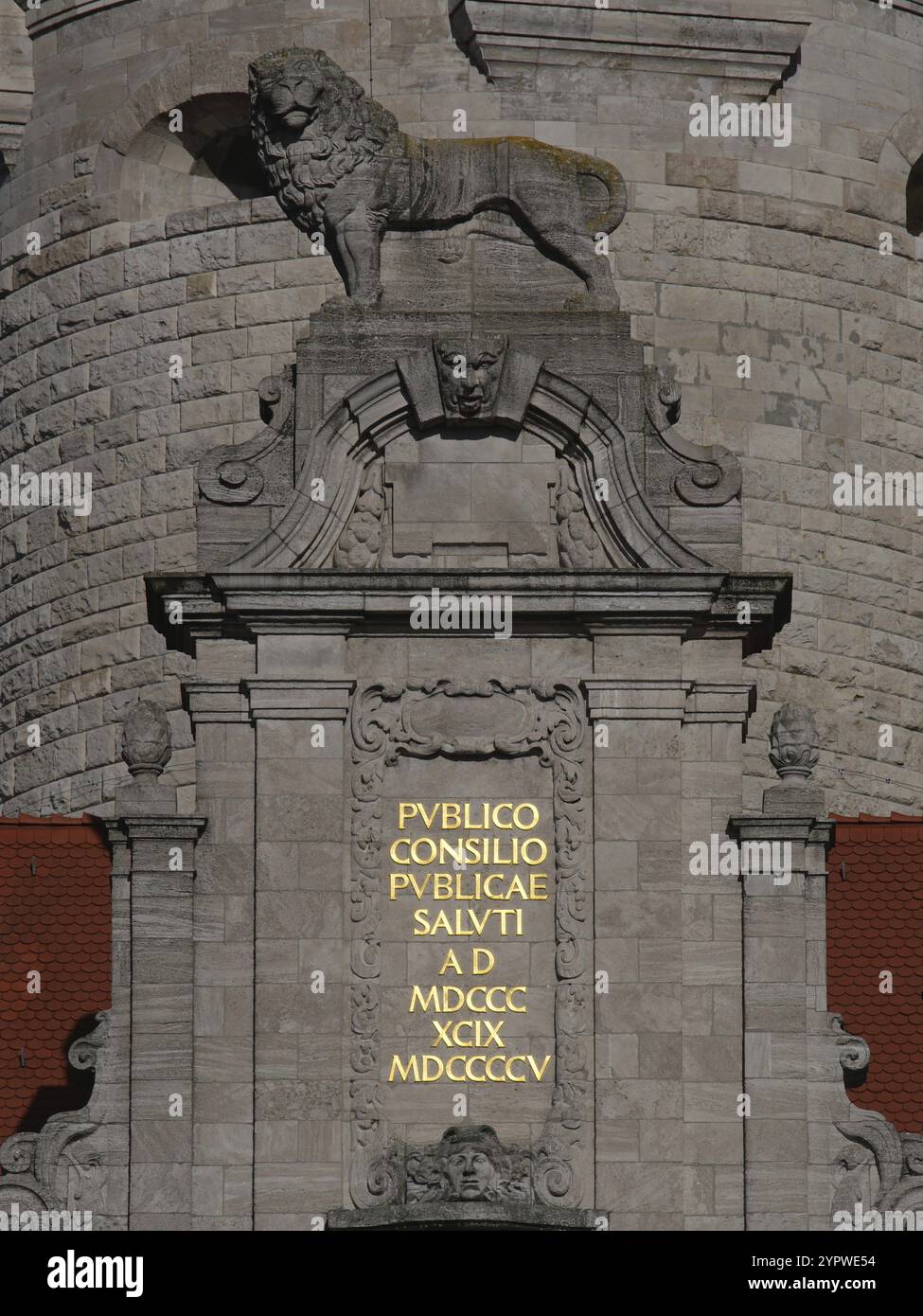 L'animale araldico di Lipsia alla luce della sera. Municipio di New Leipzig, Sassonia, Germania, Europa Foto Stock