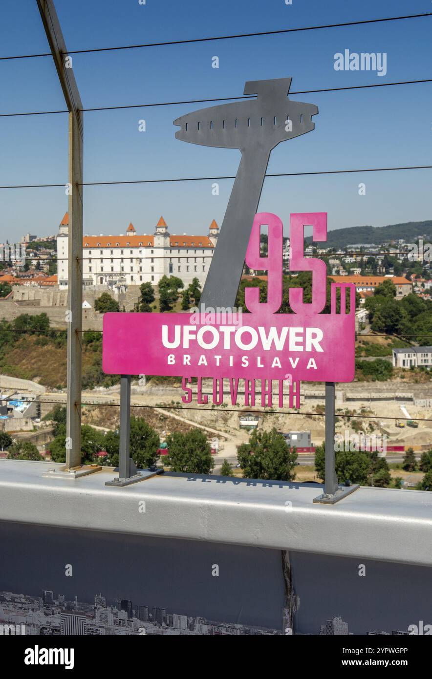 Bratislava, Slovacchia, 15 luglio 2023: Insegna della TORRE UFO con il castello di Bratislava sullo sfondo, Europa Foto Stock