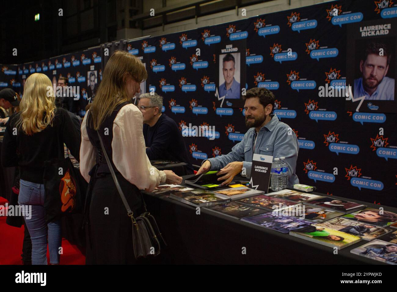 L'attore Laurence Rickard è noto per i ruoli in Ghosts della BBC e orribili storie che incontrano i fan e firmano autografi al MCM Comic con di Birmingham Foto Stock