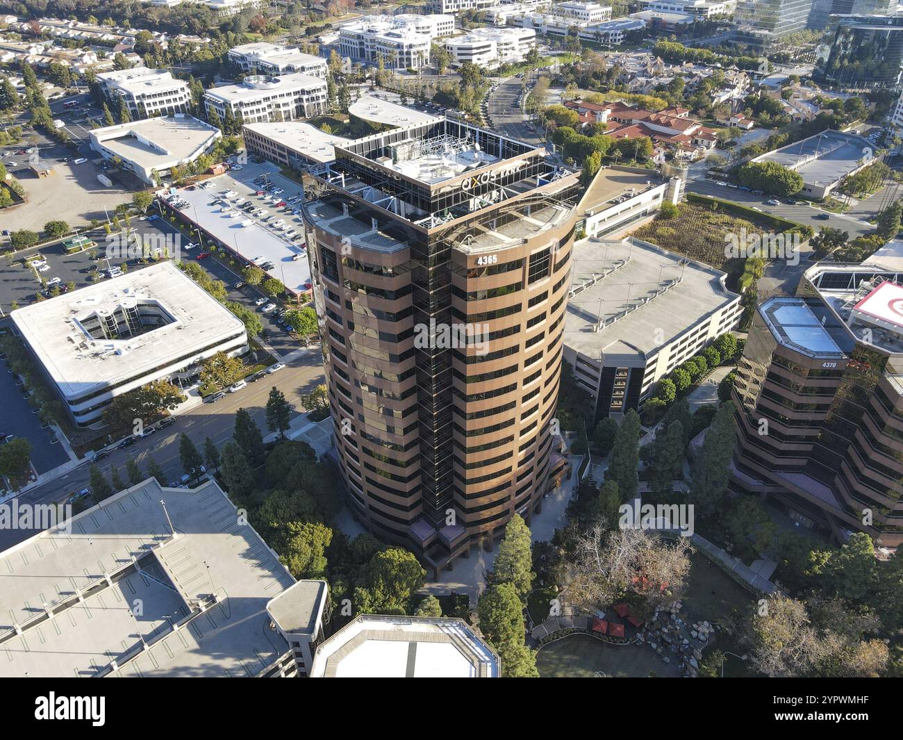 Veduta aerea dell'edificio degli uffici nel grande quartiere residenziale e commerciale di University City, San Diego, California, Stati Uniti. 1° dicembre 2020 Foto Stock