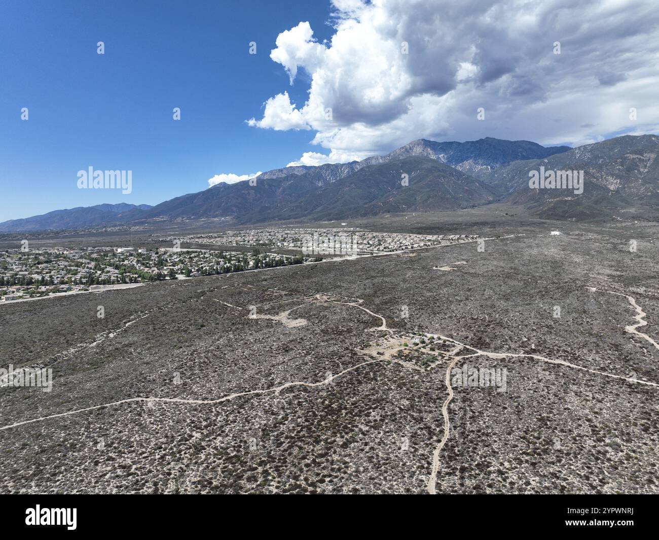Vista aerea di Rancho Cucamonga, situata a sud delle colline pedemontane delle San Gabriel Mountains e della Angeles National Forest nella contea di San Bernardino, California Foto Stock