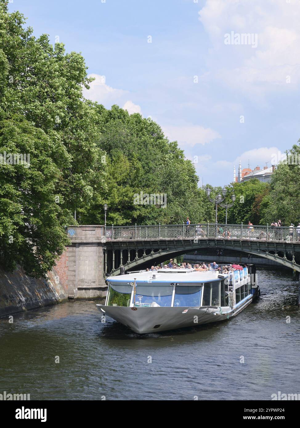 Berlino, Germania, 2 giugno 2024, barca per escursioni Stern und Kreisschiffahrt sul canale Landwehr sotto il ponte dell'ammiraglio a Kreuzberg, Europa Foto Stock