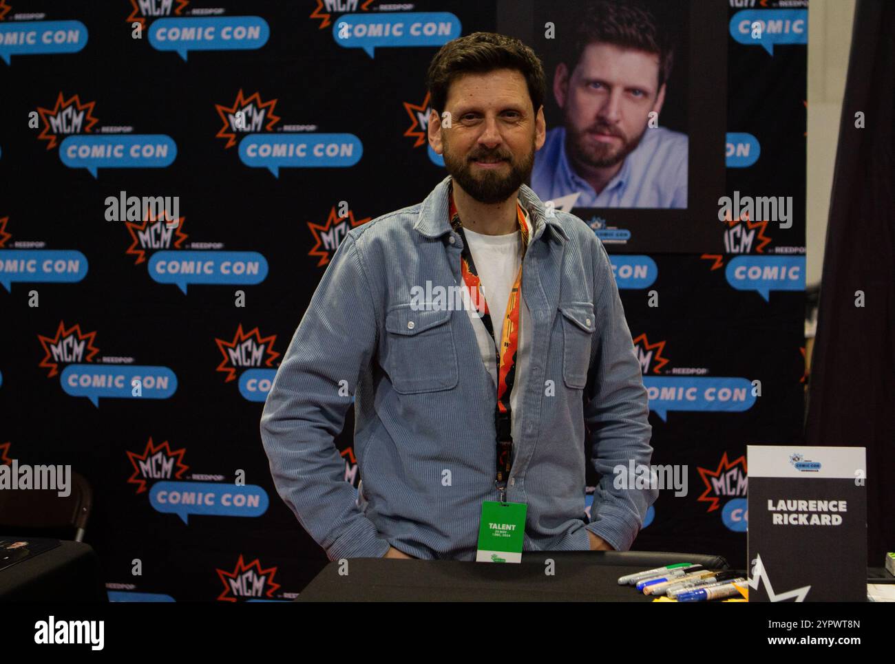 L'attore Laurence Rickard è noto per i ruoli in Ghosts della BBC e orribili storie che posano per una foto al MCM Comic con di Birmingham Foto Stock