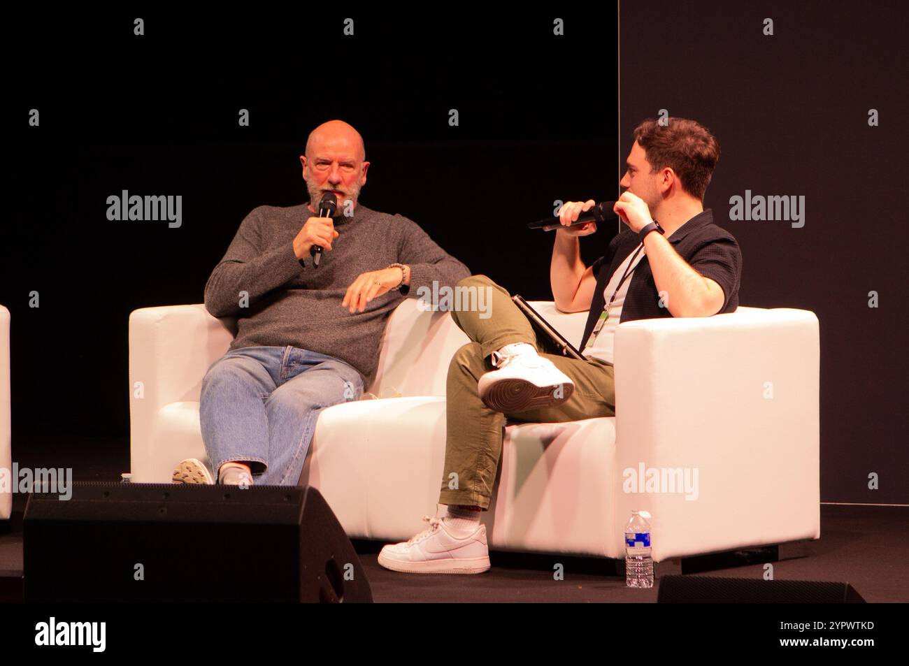 L'attore di Hollywood Graham McTavish parla sul palco principale di MCM Comic con 2024. Foto Stock
