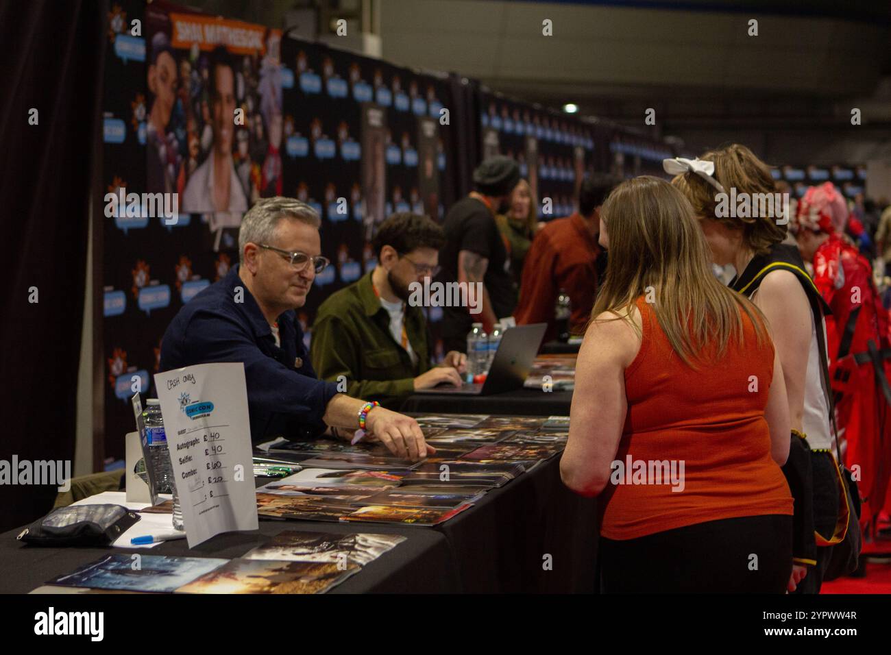 L'attore Ben Willbond è noto per i suoi ruoli in Ghosts della BBC e orribili storie, incontrando i fan e firmando autografi al MCM Comic con Birmingham Foto Stock