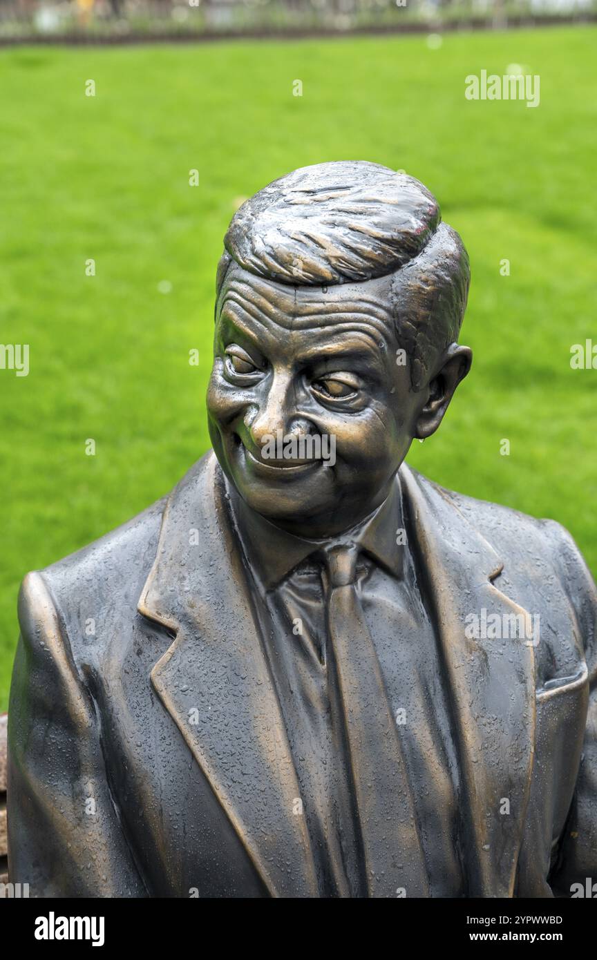 Londra, Regno Unito, 22 marzo 2024: Statua del signor Bean seduta su una panchina. Statua di bronzo di Rowan Atkinson a Londra. REGNO UNITO Foto Stock