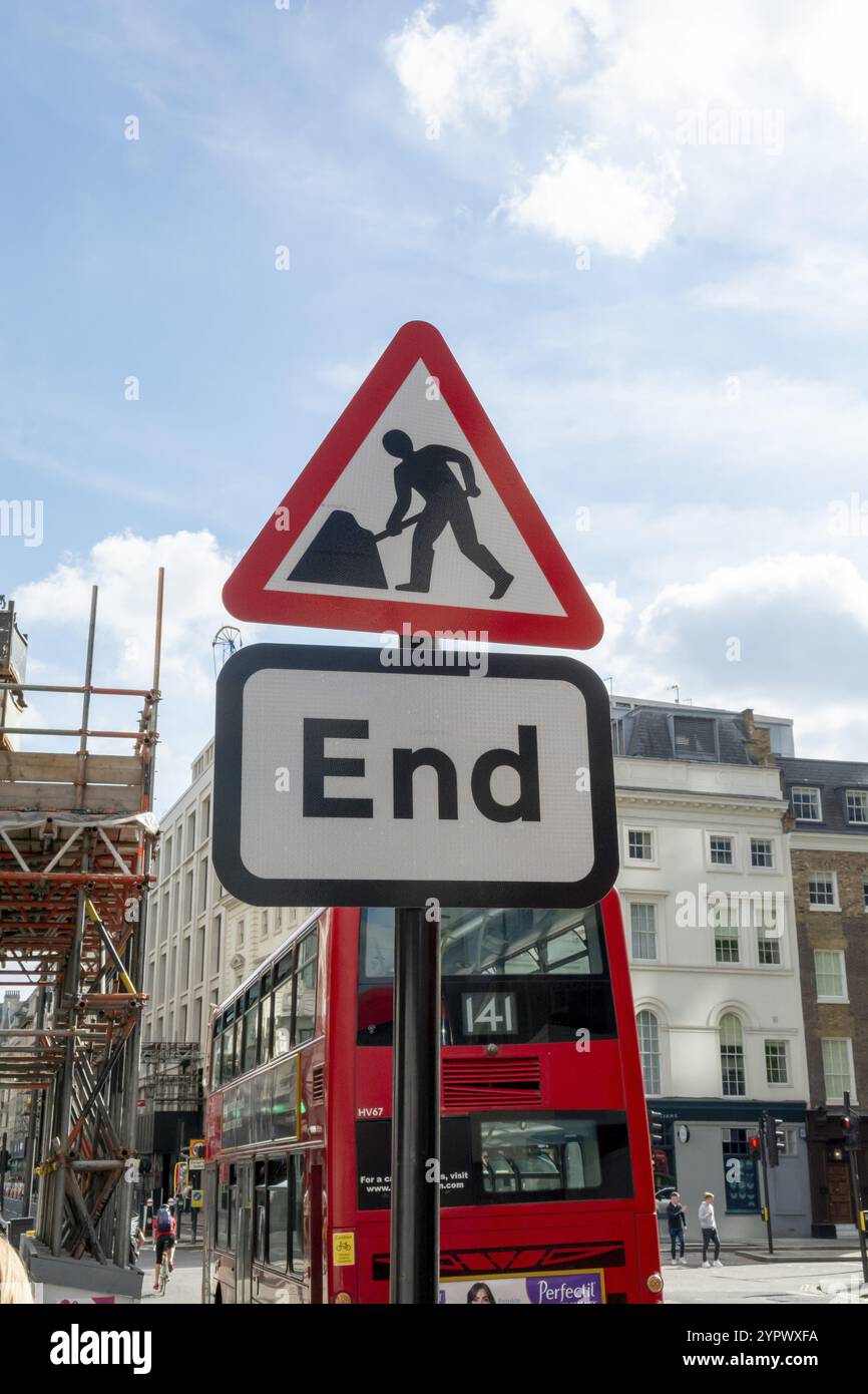 Cartello "End of Road Works" a Londra. Segnale stradale, segnale stradale Foto Stock