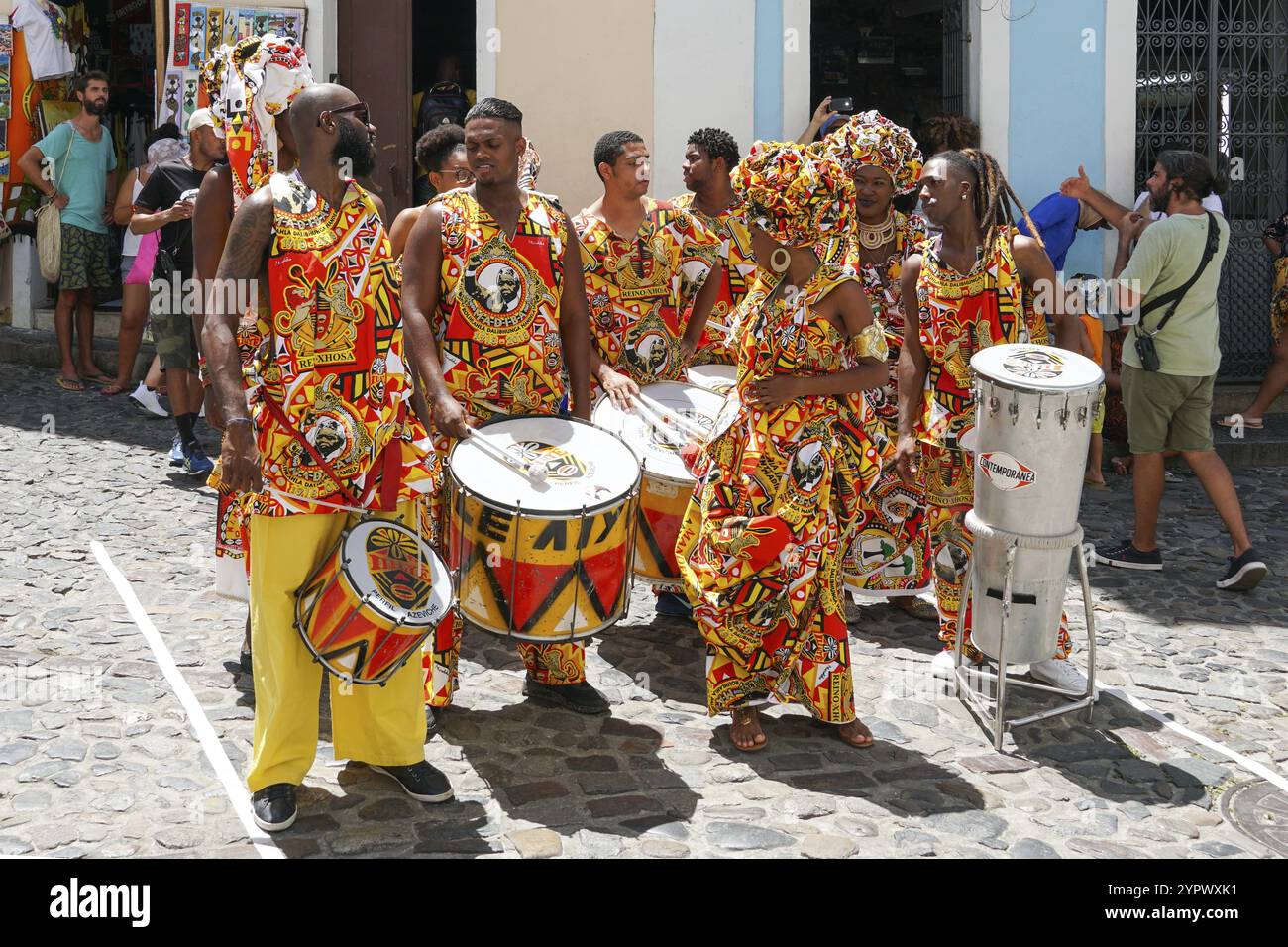 Piccola sfilata di ballerini con costumi tradizionali che celebrano con i festeggiamenti il Carnevale per le strade. Salvador, Bahia, Brasile, 11 febbraio 2020, Sou Foto Stock