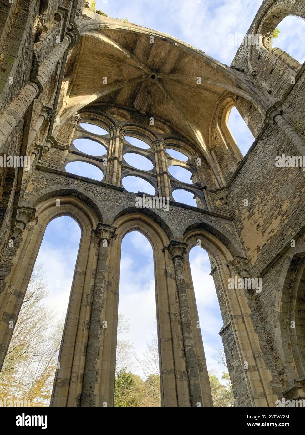 Rovine dell'abbazia di Villers, un'antica abbazia cistercense situata vicino alla città di Villers-la-Ville nella provincia del Brabante della Vallonia, Belgio, 19 dicembre Foto Stock