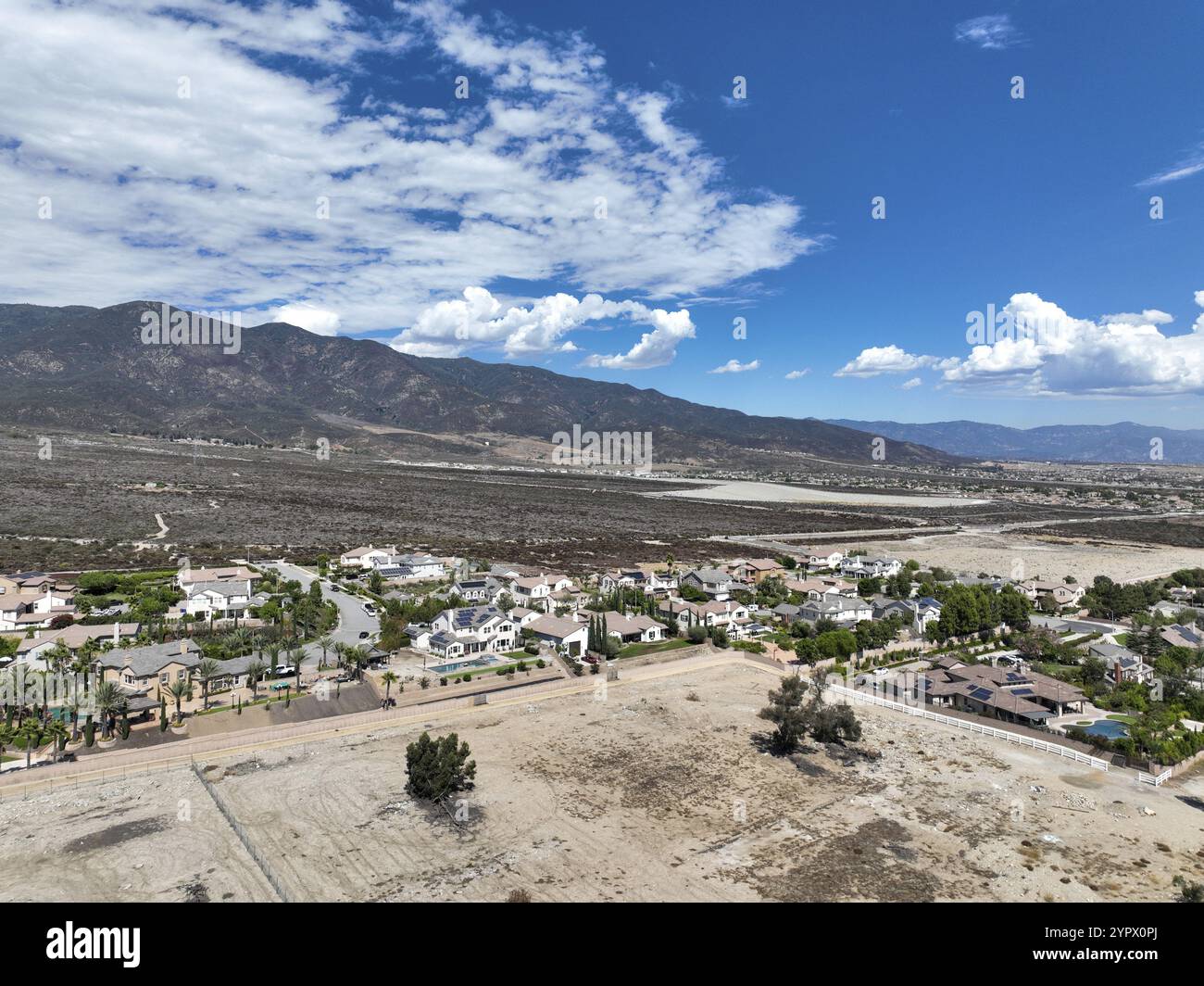 Vista aerea di Rancho Cucamonga, situata a sud delle colline pedemontane delle San Gabriel Mountains e della Angeles National Forest nella contea di San Bernardino, California Foto Stock