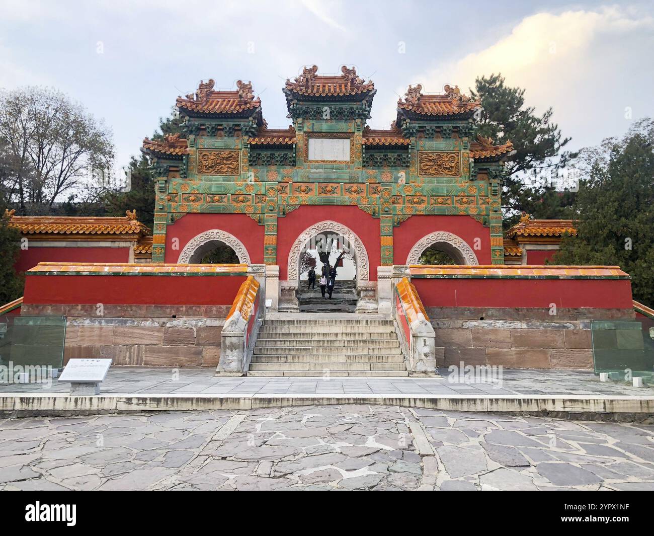 Porta all'interno del tempio buddista Putuo Zongcheng, uno degli otto templi esterni di Chengde, costruito tra il 1767 e il 1771 e modellato sul modello del Potala P. Foto Stock