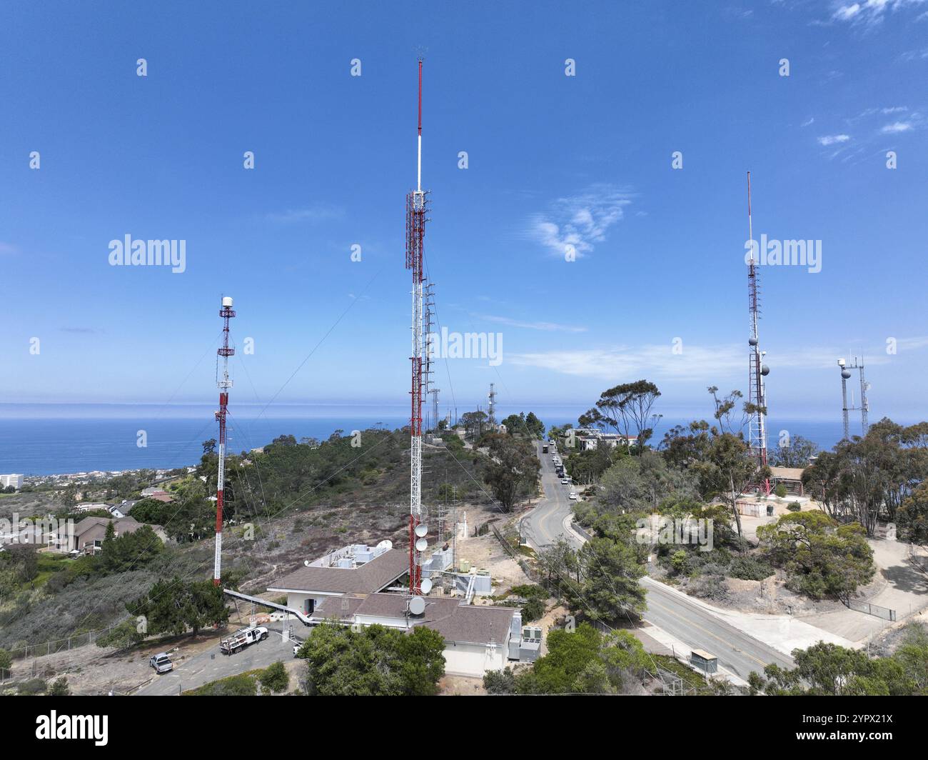 Veduta aerea della torre di telecomunicazioni con antenna di rete cellulare 5G sulla cima di una valle a San Diego, California del Sud Foto Stock