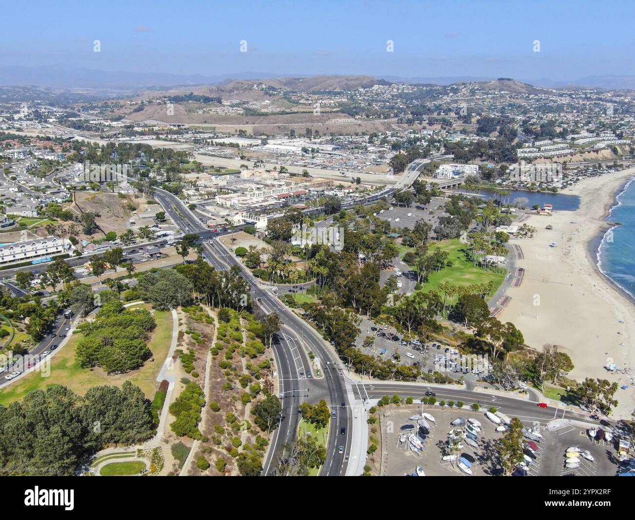 Vista aerea di Dana Point della Città sulla baia e sulla spiaggia. Sud della Orange County, California. Stati Uniti d'America Foto Stock
