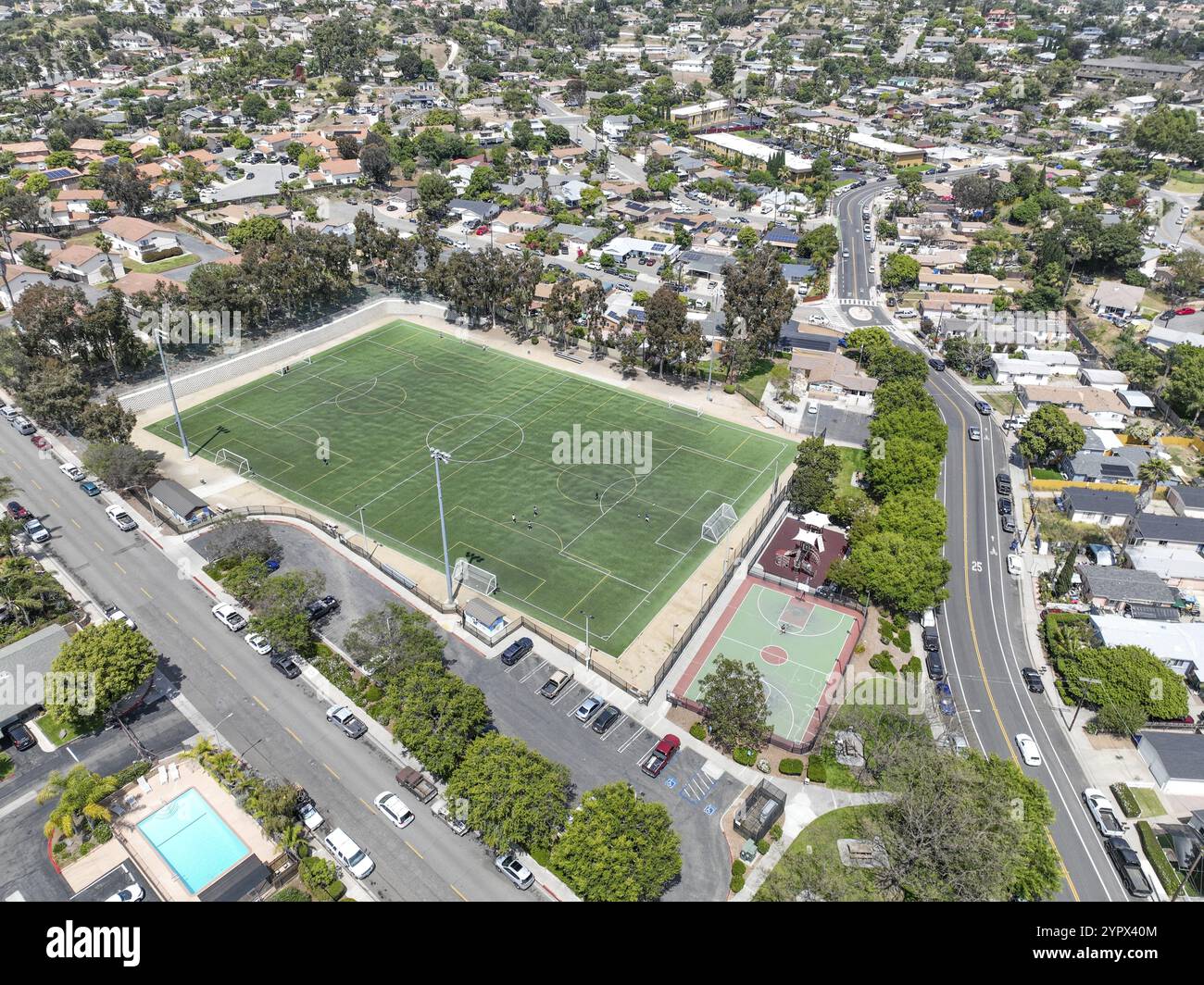 Vista aerea del campo da calcio con case e comunità di Vista, Carlsbad nella North County di San Diego, California. STATI UNITI Foto Stock