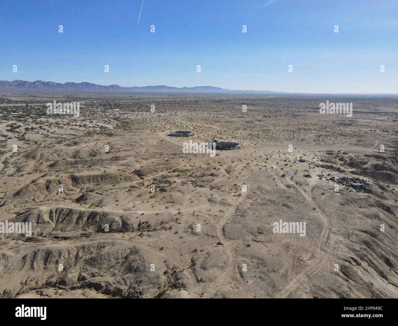 Veduta aerea di Slab City, una comunità di squatter non incorporata e fuori dalla griglia, costituita in gran parte da uccelli nevosi nell'area di Salton Trough del Sonora Foto Stock