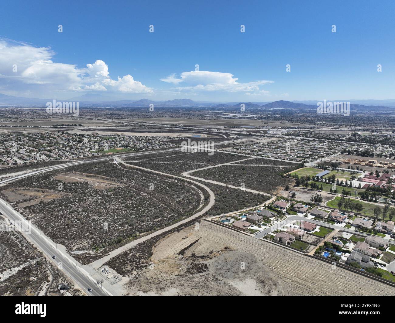 Vista aerea di Rancho Cucamonga, situata a sud delle colline pedemontane delle San Gabriel Mountains e della Angeles National Forest nella contea di San Bernardino, California Foto Stock