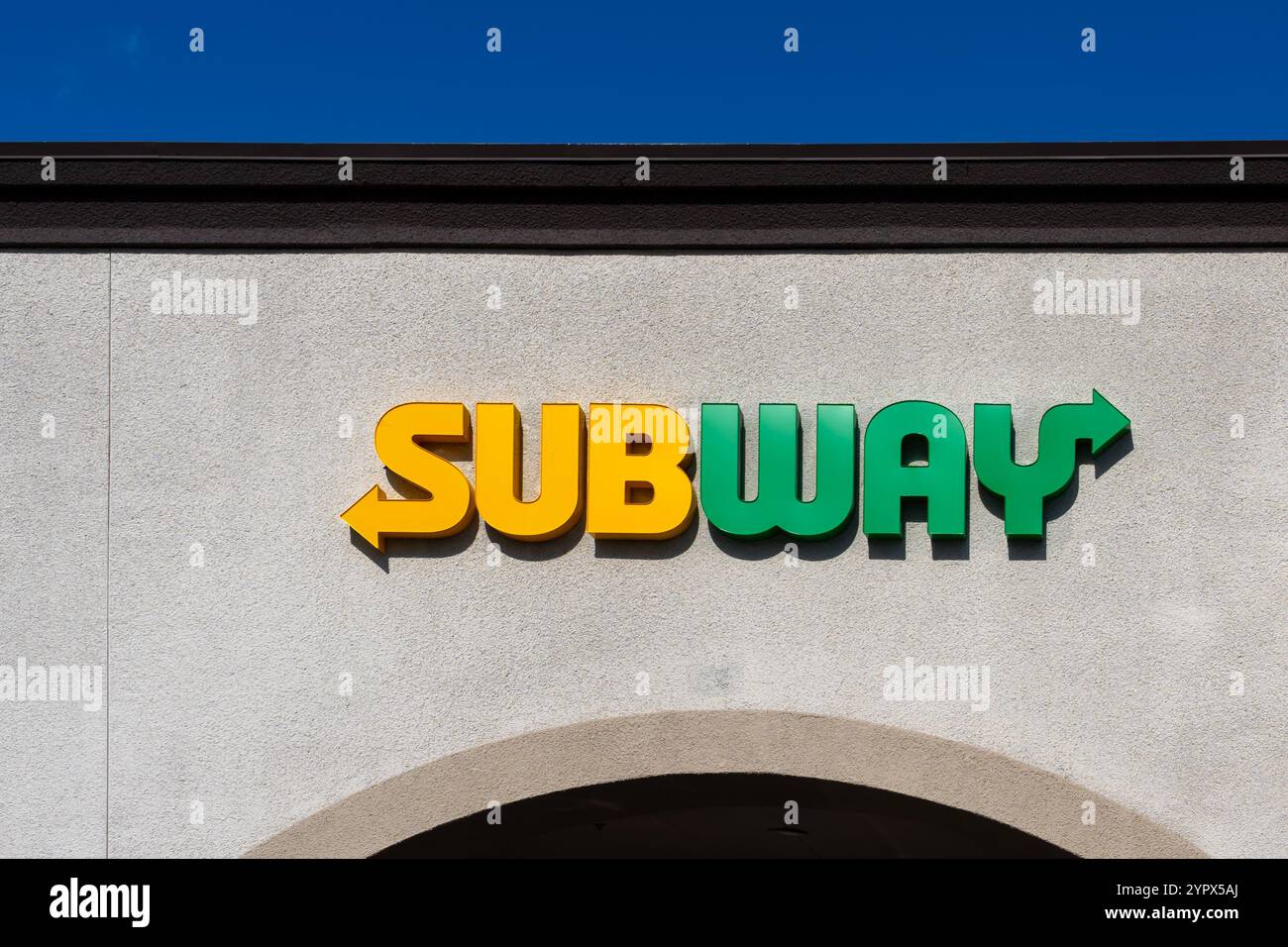 California, Stati Uniti - 1 giugno 2023: Un cartello con il logo del ristorante Subway sull'edificio. California, Stati Uniti. Foto Stock