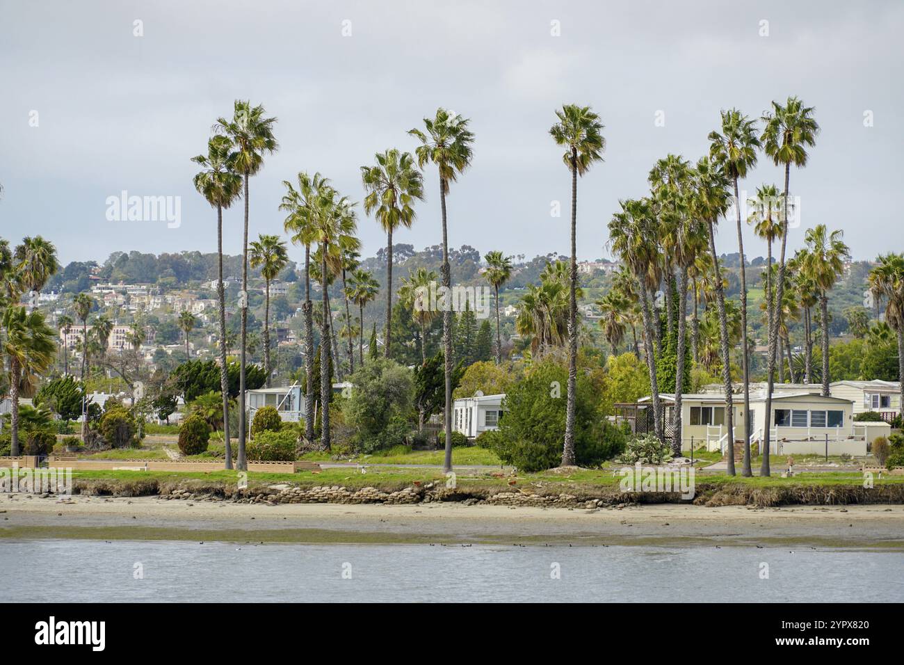 Area parcheggio per roulotte e roulotte accanto all'acqua nella baia De Anza nell'area di Mission Bay a San Diego, California, Stati Uniti. 22 aprile 2020 Foto Stock