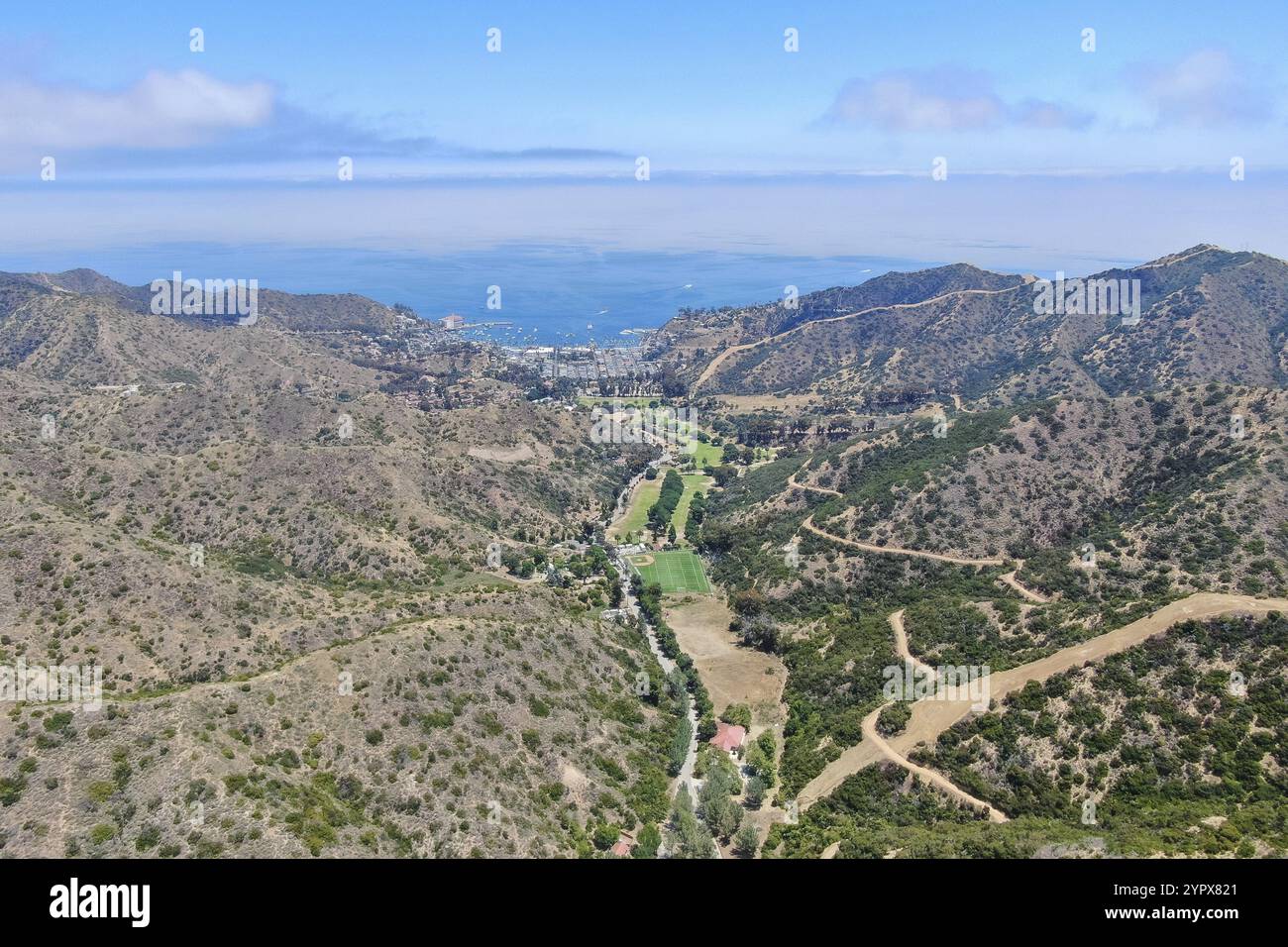 Vista aerea delle montagne e dei sentieri dell'isola di Santa Catalina con l'oceano sullo sfondo. California, Stati Uniti, Nord America Foto Stock