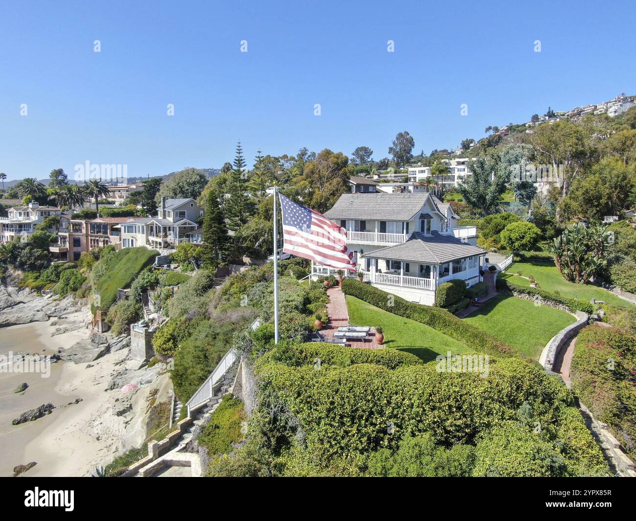 Vista aerea della villa sulla scogliera con bandiera americana a Laguna Beach, costa della California meridionale, Stati Uniti. 22 agosto 2020 Foto Stock