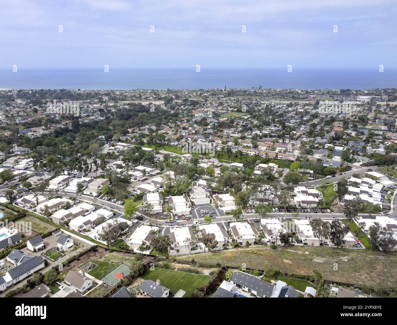 Vista aerea della comunità di case condominiali a Cardiff, città, comunità nella città incorporata di Encinitas in San Diego County, California. STATI UNITI Foto Stock