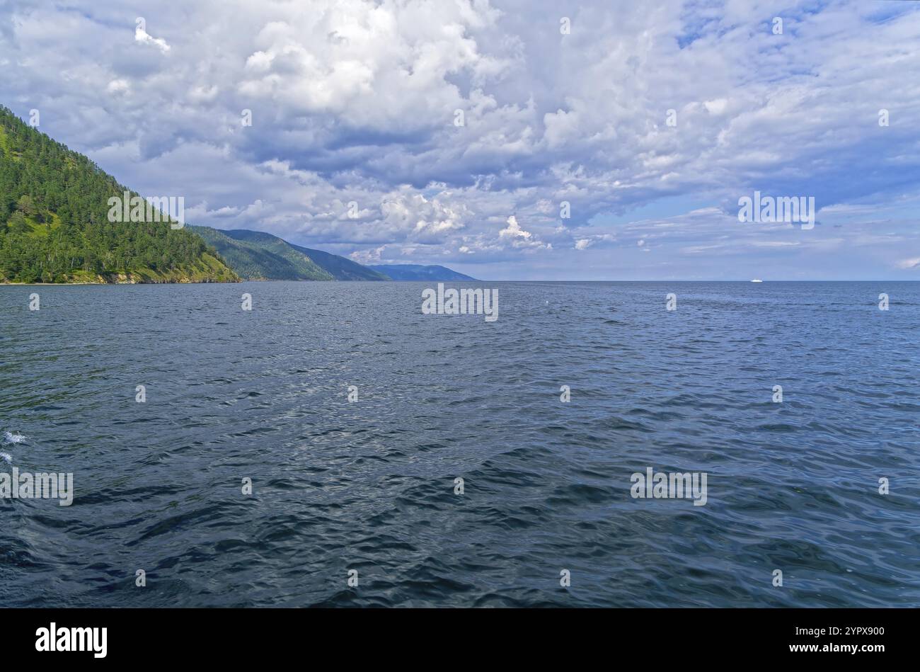 Bellissime nuvole sul lago Baikal, Russia. Giornata di sole ad agosto Foto Stock