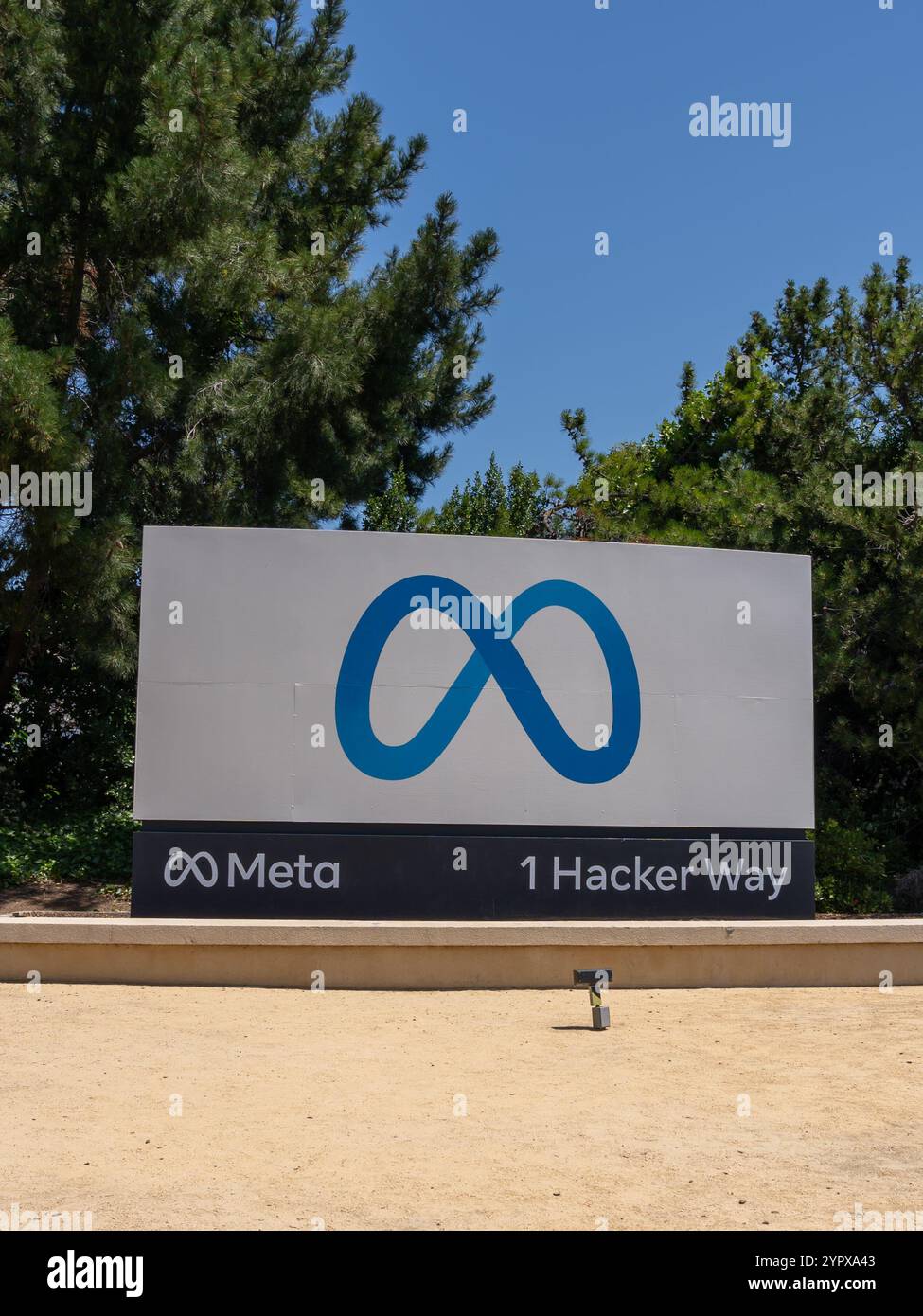 Il logo meta è visibile all'esterno del campus della sede centrale di Meta Platform Inc. A Menlo Park, California, Stati Uniti Foto Stock