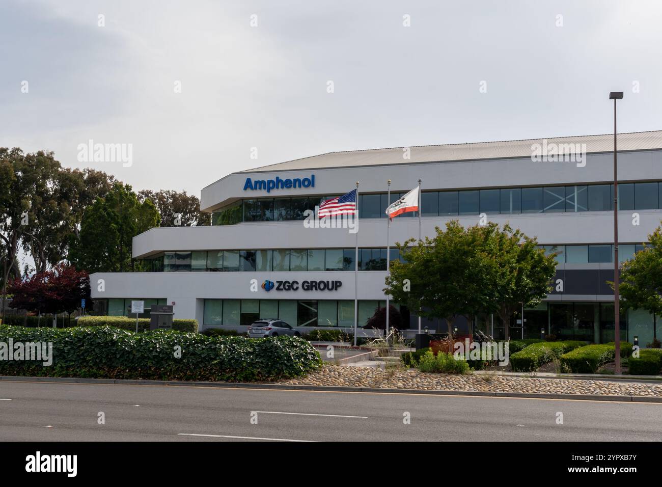 Santa Clara, California, USA - 10 giugno 2023: Ufficio ZGC Capital Corporation e ufficio vendite Amphenol CS sulla Great America Pkwy a Santa Clara, California Foto Stock