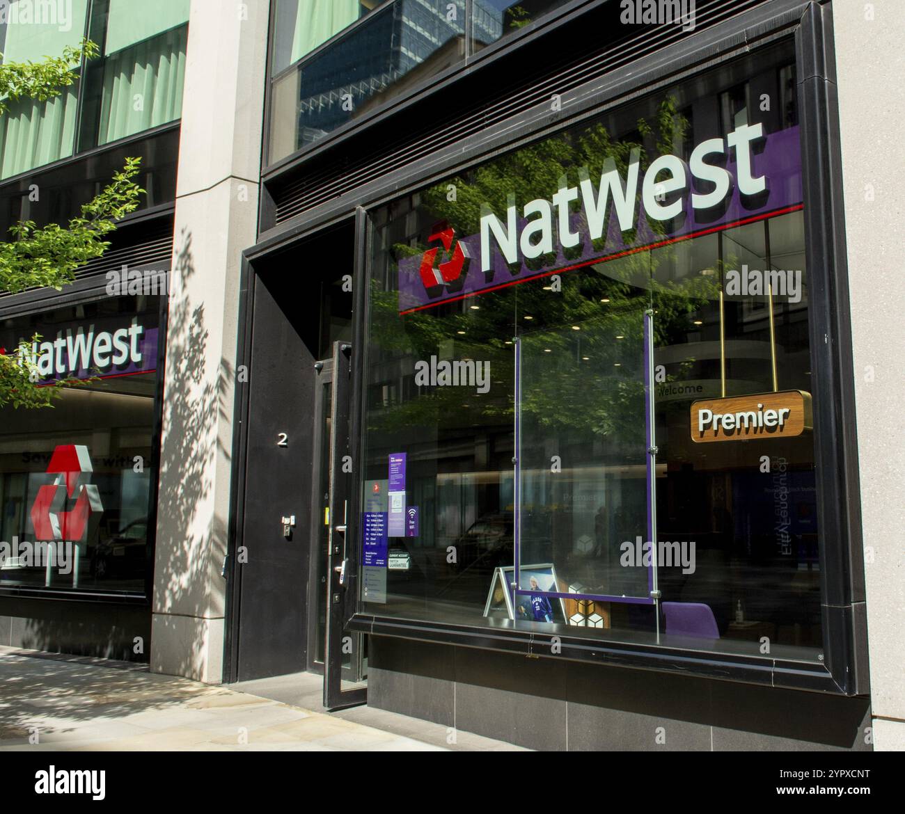 Londra, Regno Unito, 10 maggio 2023: National Westminster Bank o NatWest. Una delle principali banche commerciali e al dettaglio del Regno Unito con sede a Londra Foto Stock