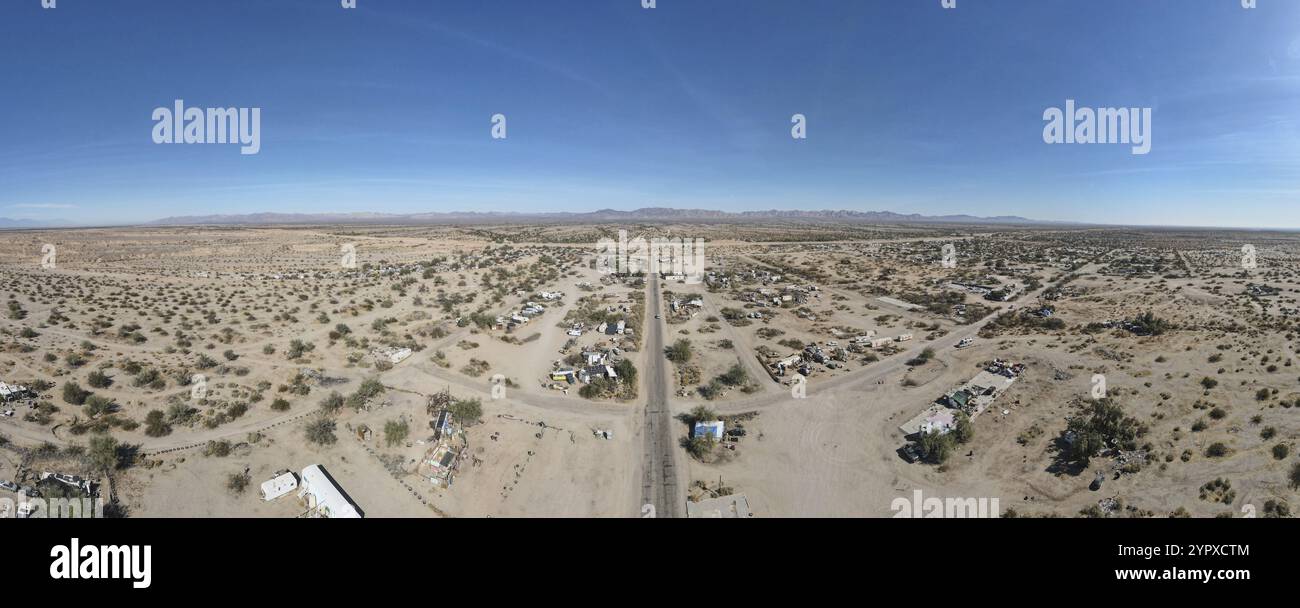 Veduta aerea di Slab City, una comunità di squatter non incorporata e fuori dalla griglia, costituita in gran parte da uccelli nevosi nell'area di Salton Trough del Sonora Foto Stock